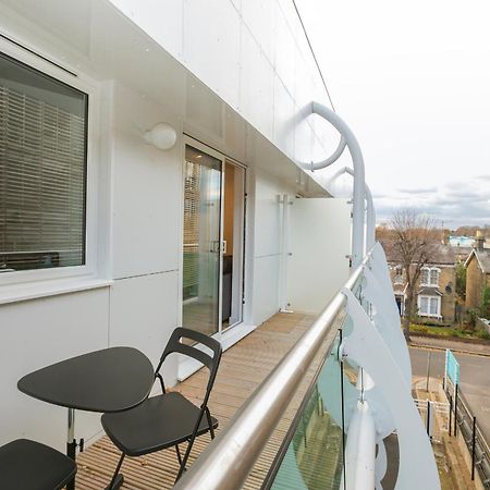 Skyvillion - Cozy Apartments In Enfield Town With Free Parking & Wifi Dış mekan fotoğraf