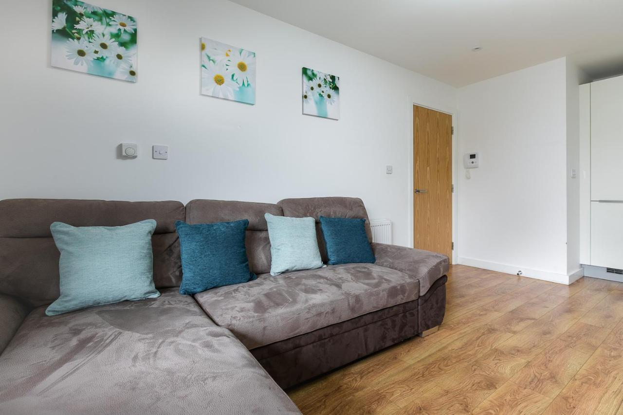 Skyvillion - Cozy Apartments In Enfield Town With Free Parking & Wifi Dış mekan fotoğraf