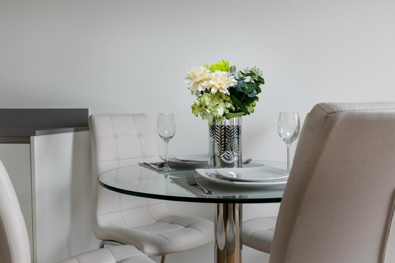 Skyvillion - Cozy Apartments In Enfield Town With Free Parking & Wifi Dış mekan fotoğraf