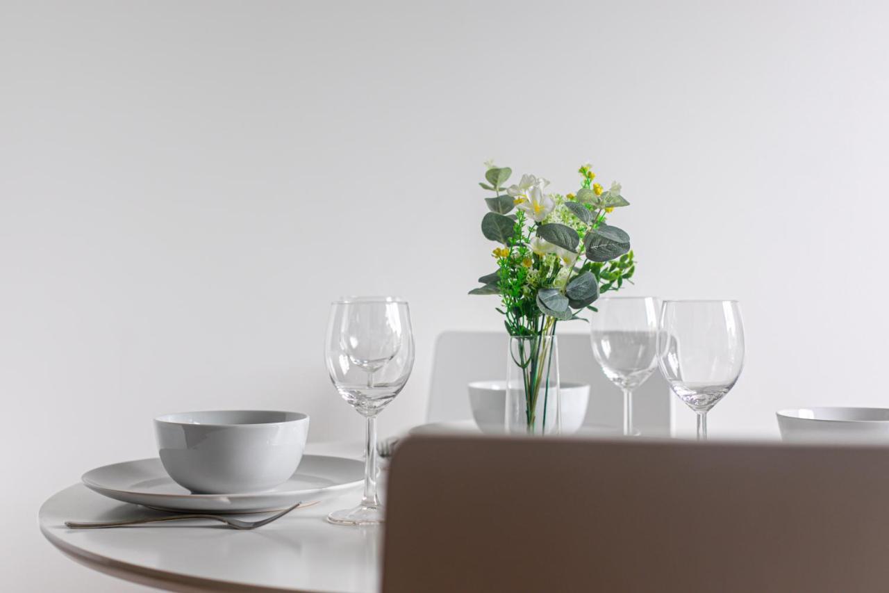 Skyvillion - Cozy Apartments In Enfield Town With Free Parking & Wifi Dış mekan fotoğraf