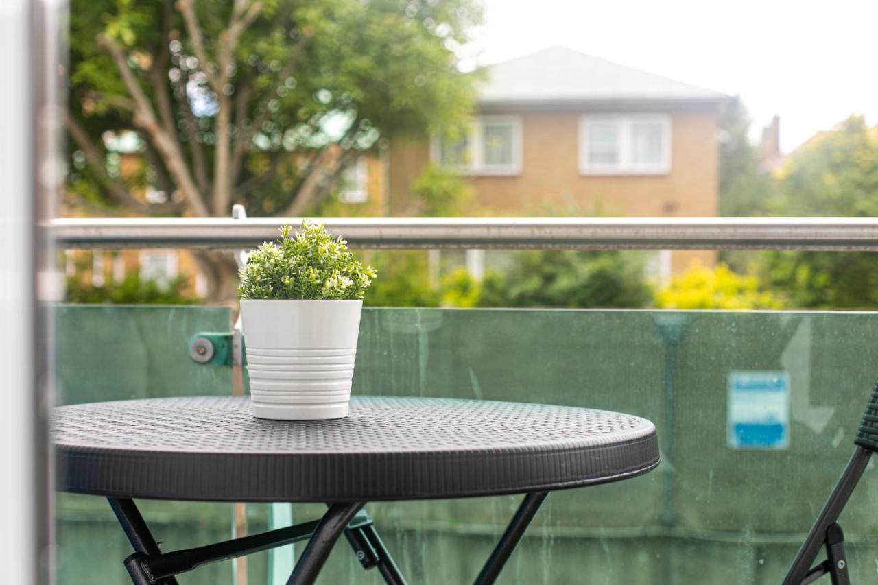 Skyvillion - Cozy Apartments In Enfield Town With Free Parking & Wifi Dış mekan fotoğraf