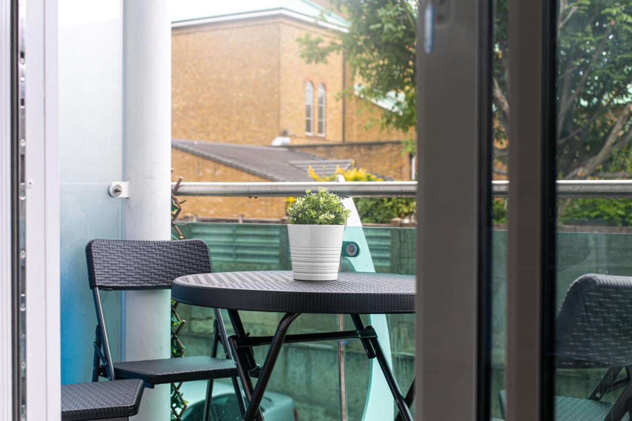 Skyvillion - Cozy Apartments In Enfield Town With Free Parking & Wifi Dış mekan fotoğraf