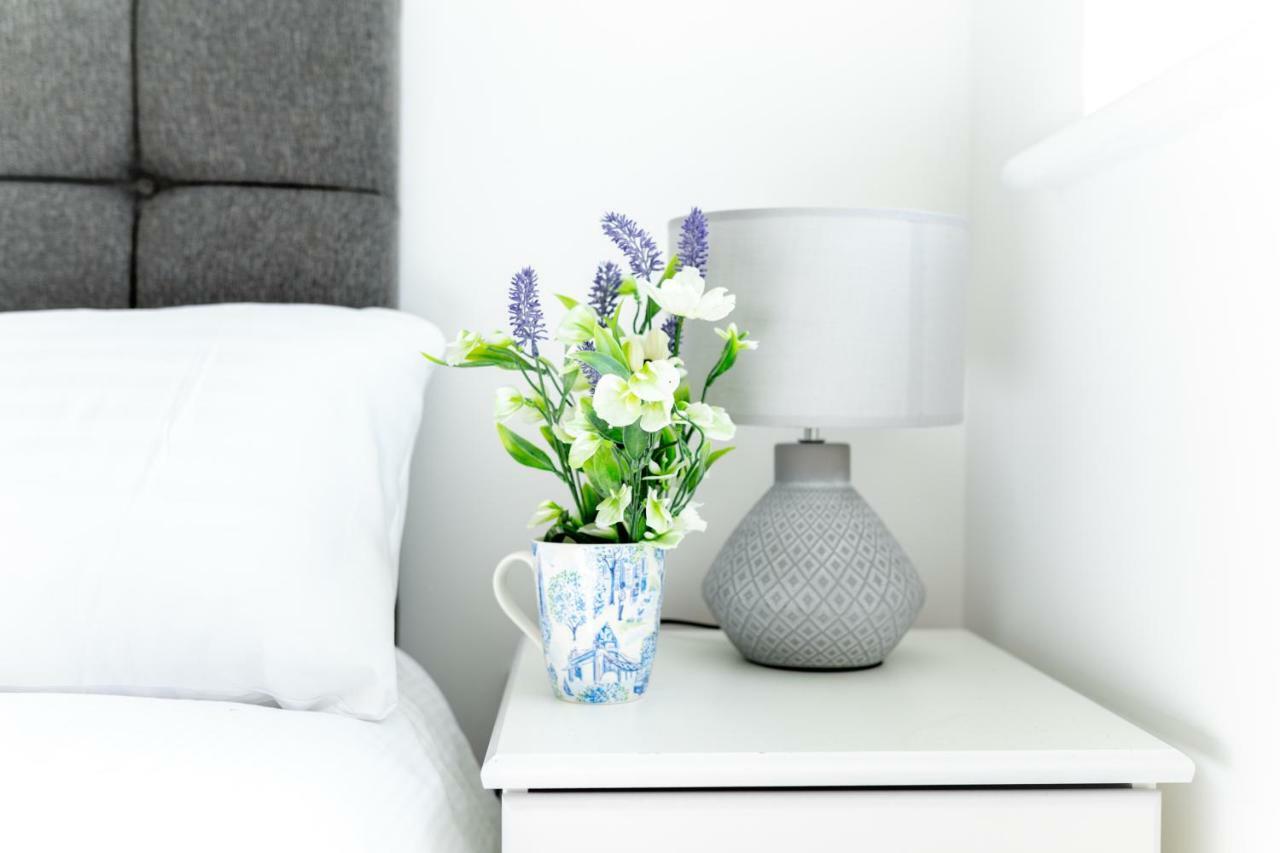 Skyvillion - Cozy Apartments In Enfield Town With Free Parking & Wifi Dış mekan fotoğraf