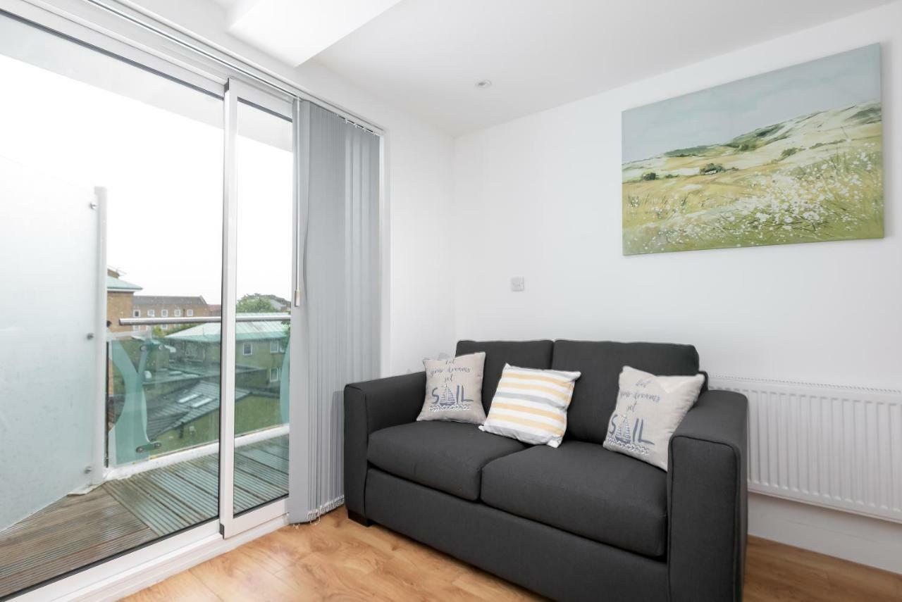 Skyvillion - Cozy Apartments In Enfield Town With Free Parking & Wifi Dış mekan fotoğraf
